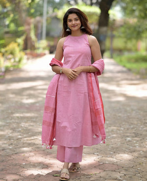 soft pink! 💗 Grab this halter neck Khadi cotton set