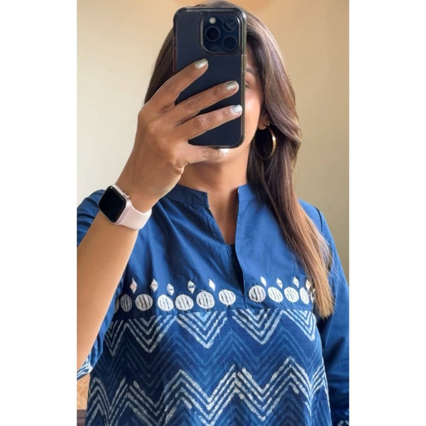 Cotton Suit blue cotton midi gown for women with white geometric print and three-quarter sleeves