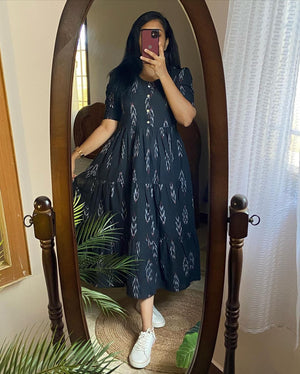 Woman wearing a casual summer cotton gown for women with short sleeves and white sneakers in a full-length mirror