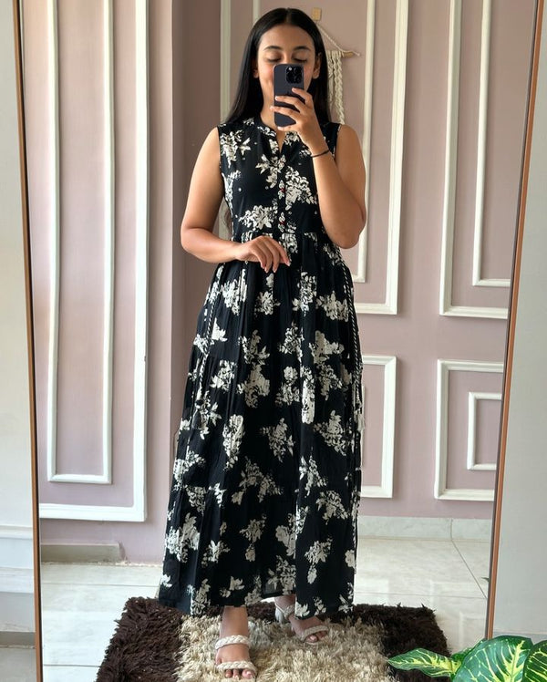 Cotton Suit sleeveless floral cotton dress in black and white worn by woman taking mirror selfie